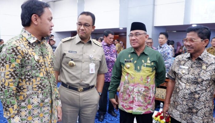 Wali Kota Depok Muhammad Idris bersama Gubernur KDKI Jakarta Anies Bawesdan, Walikota Bogor Bima Arya dan lainnya saat diskusi kecil usia MoU BKSP Jabodetabekjur. (anton)