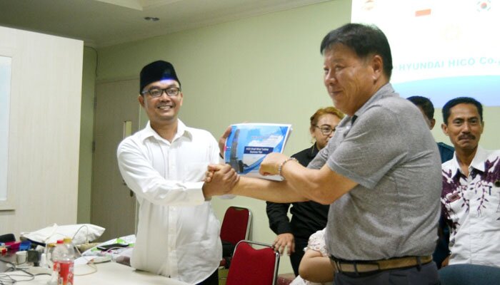 shakiran saat menerima secara simbolis turbin pembangkit listrik dari Ekspedisi Bhakti Nusantara menggandeng Hyundai HICO. Co.,Ltd.(lina)