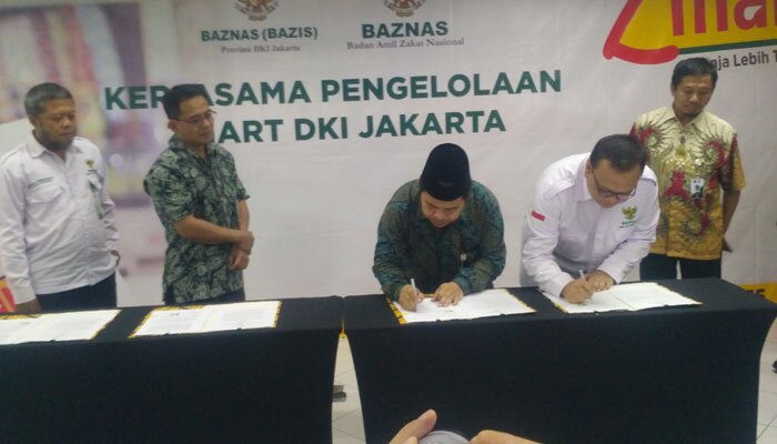Penandatanganan kerjasama Baznas Pusat dan Baznas DKI untuk penyediaan warung mustahik. (johara)