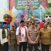 Kapolres Jakarta Timur, AKBP Arie Ardian Rishadi saat memimpin sterilisasi gereja. (Ifand)