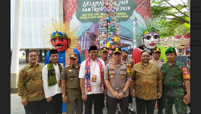 Kapolres Jakarta Timur, AKBP Arie Ardian Rishadi saat memimpin sterilisasi gereja. (Ifand)