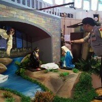 Petugas Polsek Pamulang cek keamanan gunakan detektor jelang malam Natal. (anton)