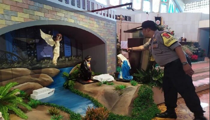 Petugas Polsek Pamulang cek keamanan gunakan detektor jelang malam Natal. (anton)