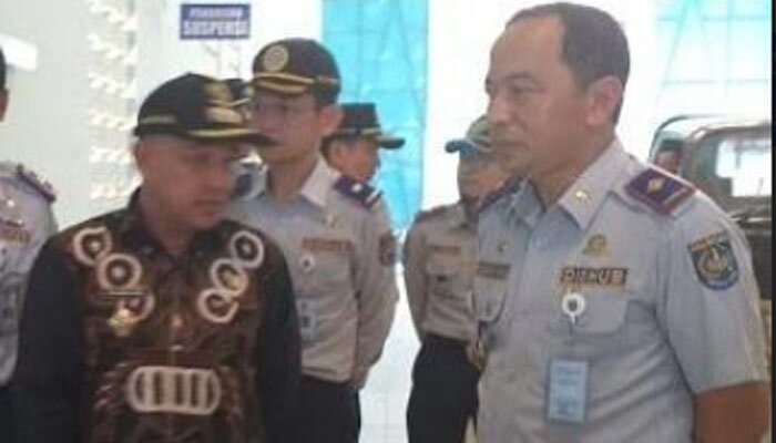 Wali Kota Depok Muhammad Idris didampingi Kepala Dishub Kota Depok Dadang Wihana. (anton)