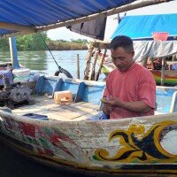 Sumarjo, nelayan Muara Angke, lebih banyak menyandarkan perahunya karena gelombang tinggi. (deny)