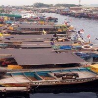 Sejumlah nelayan di kawasan Kalibaru, Cilincing, memilih menyandarkan perahunya dikarenakan gelombang laut tinggi. (deny)