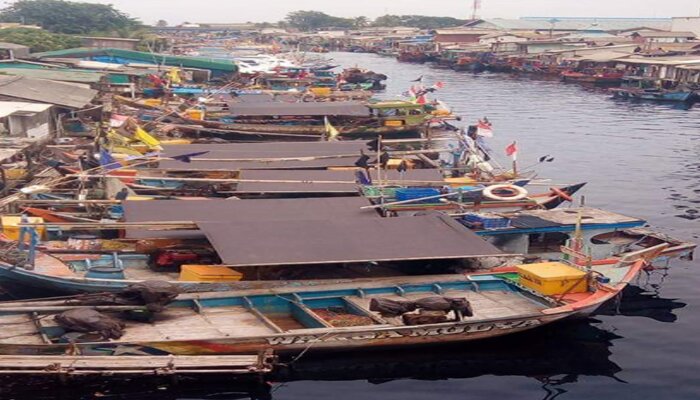 Sejumlah nelayan di kawasan Kalibaru, Cilincing, memilih menyandarkan perahunya dikarenakan gelombang laut tinggi. (deny)