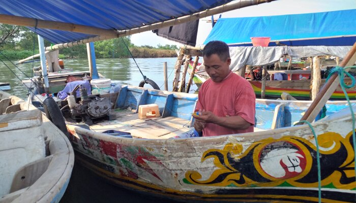 Sumarjo, nelayan Muara Angke, lebih banyak menyandarkan perahunya karena gelombang tinggi. (deny)