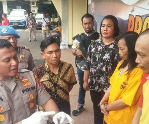 NR, mengaku dipaksa anaknya untuk menyelundupkan narkoba ke rutan Depok.(angga)