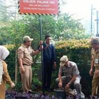Walikota Jaksel saat melakukan pemasangan plat penunggak pajak di hotel The Grove Suites. (wandi)