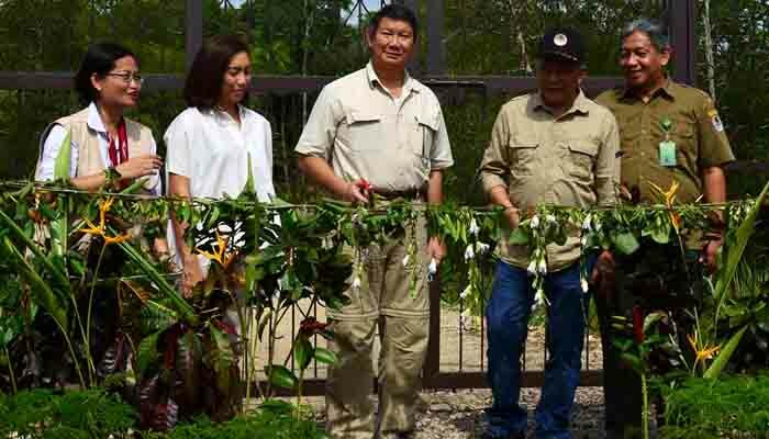 Ketua Yayasan Arsari Djojohadikusumo (YAD) Hashim Djojohadikusumo bersama Dirjen Konservasi dan Sumber Daya Alam dan Ekosistem (KSDAE) Wiratno saat meresmikan Pusat Suaka Orangutan (PSO) Arsari di Penajam Paser Utara, Kalimantan Timur