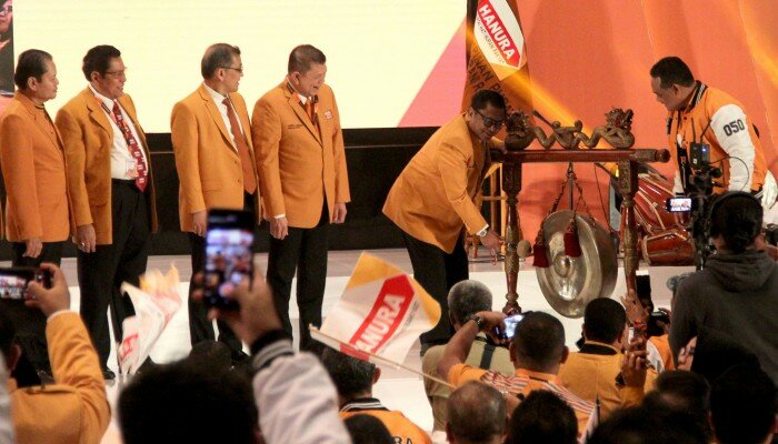 OSO memukul gong pembukaan Munas Hanura III di Hotel Sultan, Selasa malam (17/12/2019).(timyadi)