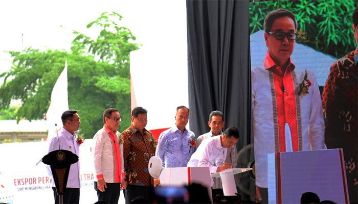 Menteri Perindustrian (Menperin) Agus Gumiwang Kartasasmita (kedua kanan), bersama Menteri Koordinator Bidang Perekonomian (Menko Perekonomian) Airlangga Hartarto, (ketiga kanan), Direktur PT Astra International, Prijono Sugiarto (kedua kiri), Gubernur Jawa Barat Ridwan Kamil (paling kiri), serta Senior Executive Officer Isuzu Motors Limited Japan, Yoishi Masuda (paling kanan) mendampingi Presiden Joko Widodo saat seremonial ekspor perdana ISUZU TRAGA ke Filipina di kawasan pabrik ISUZU, Karawang, Jawa Barat, Kamis (12/12).(ist)