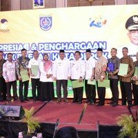 Wali Kota Depok Muhammad idris didampingi Kepala BKD Depok Nina Suzana bersama sejumlah wajib pajak telada di Kota Depok. (anton)