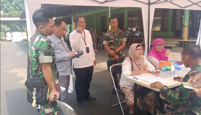 Pelayanan Samsat keliling di asrama TNI untuk kejar pendapatan pajak. (Ifand)