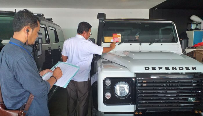 Petugas UP PKB dan BBNKB Jakarta Utara, mendatangani shoowrom jual beli kendaraan untuk mengejar pengemplang pajak. (deny)