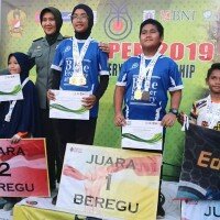 Dafa saat menerima medali penghargaan Kejuaraan Panahan KUAD Open 2019. (ist)