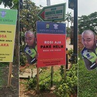 Sejumlah alat peraga atau papan himbauan untuk pengendara tertib berlalu lintas di wilayah Kota Tangsel. (anton)