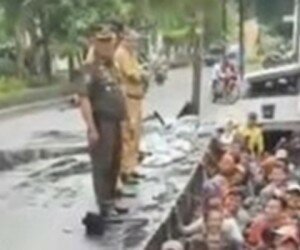 Pegawai honorer kategori 2 (K2) dan non K2 berjejer di dalam got saat tes perpanjangan kontrak Penyedia Jasa Lainnya Perseorangan (PJLP). (Ist)