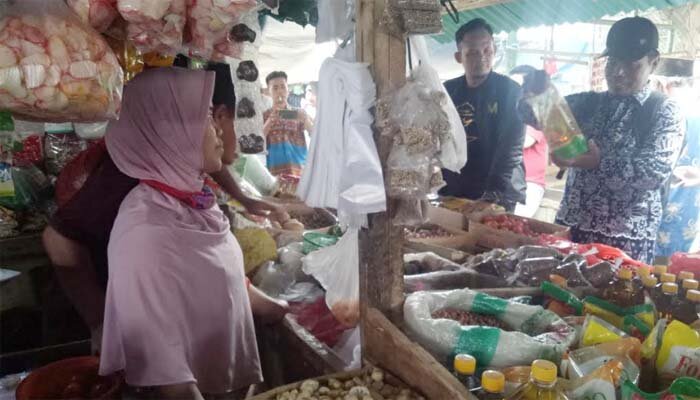 Tim Satgas Pangan Polres Serang melakukan pemantauan harga dan ketersediaan barang kebutuhan pokok pada pedagang di Pasar Petir. (haryono)