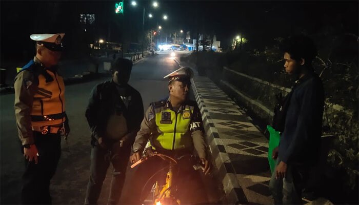 Patroli yang dilakukan anggota mengajak pemuda agar ikut menjaga Kamtibmas.(ist)