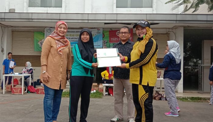 Guru Paud di Bekasi menerima secara simbolis kartu peserta BPJS Ketenagakerjaan.(ist)