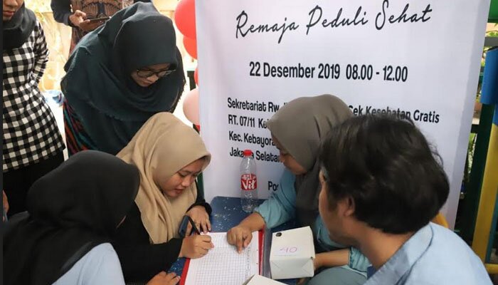 Seorang remaja sedang melakukan pengecekan kesehatan di Posyandu Remaja. (wandi)