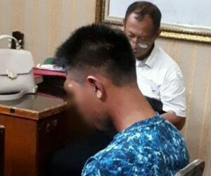 tersangka AS, 23, warga Kampung Kademangan, Desa Sukajaya Kecamatan Pontang, saat diperiksa petugas Unit Reskrim Polsek Ciruas.