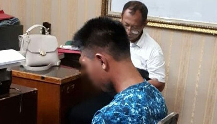 tersangka AS, 23, warga Kampung Kademangan, Desa Sukajaya Kecamatan Pontang, saat diperiksa petugas Unit Reskrim Polsek Ciruas.