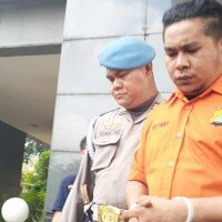 Salah satu pelaku penyiraman air keras ke Novel Baswedan yang dibawa ke Bareskrim Mabes Polri, Sabtu (28/12/2019). (firda)