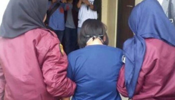 Pelaku pembakar tangan anak baju biru di tengah