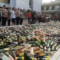 Polres Jakarta Selatan saat menghancurkan ribuan botol miras.