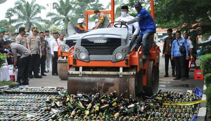 Pemusnahan minuman keras di Polda Banten. (haryono)
