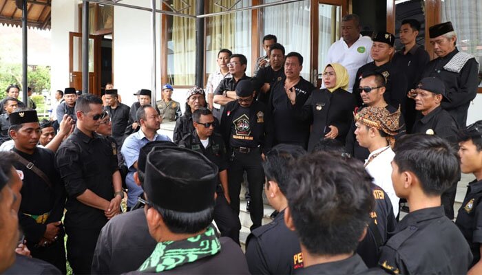 Ratusan pendekar Banten Ratu Tatu Chasanah di Kantor Bupati Serang di Jalan Veteran No.1 Kota Serang