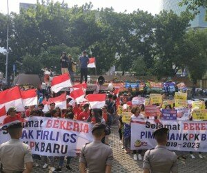 Pendukung Ketua KPK Firli Bahuri di depan Gedung KPK. (ikbal)