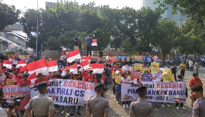 Pendukung Ketua KPK Firli Bahuri di depan Gedung KPK. (ikbal)