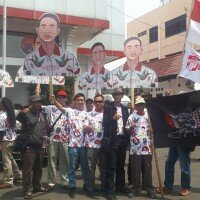 Massa Pendukung Calon Walikota Surakarta Gibran Rakabuming Raka Saat tiba Di Kantor DPD PDIP Jateng , Panti Marhaen Semarang, Kamis(12/12) .(suatmdji)