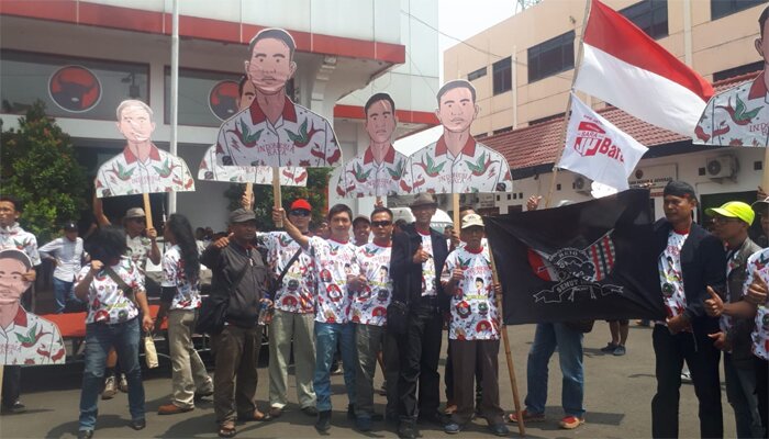 Massa Pendukung Calon Walikota Surakarta Gibran Rakabuming Raka Saat tiba Di Kantor DPD PDIP Jateng , Panti Marhaen Semarang, Kamis(12/12) .(suatmdji)