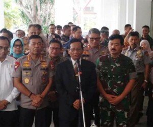 Menkopolhukam Mahfud MD, bersama Menhub Budi Karya Sumadi, Panglima TNI Marsekal Hadi Tjahjanto, Kapolri Jenderal Idham Azis, Kepala BMKG Prof Dwikorita Karnawati, dan Kepala Basarnas Marsdya TNI Bagus Puruhito usai rakor memberikan keterangan. (ist)