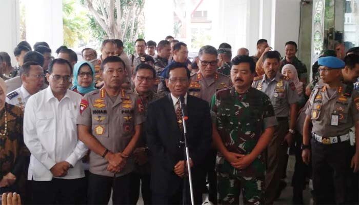 Menkopolhukam Mahfud MD, bersama Menhub Budi Karya Sumadi, Panglima TNI Marsekal Hadi Tjahjanto, Kapolri Jenderal Idham Azis, Kepala BMKG Prof Dwikorita Karnawati, dan Kepala Basarnas Marsdya TNI Bagus Puruhito usai rakor memberikan keterangan. (ist)