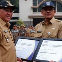Wali Kota Depok Muhammad Idris usai menyerahkan dua penghargaan Akuntabilitas level III ke jajaran ASN Depok. (anton)