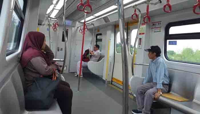 penumpang LRT