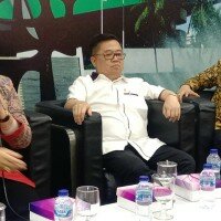 Ketua Komite IV DPD RI Elviana bersama anggota Komisi VI DPR Darmadi Durianto (F-PDIP), anggota Komisi IV DPR Andi Akmal Pasluddin (F-PKS), Ketua Komite IV DPD RI Hj. Elviana, anggota Komisi XI DPR Didi Irawadi Syamsuddin (Demokrat), dan Direktur INDEF Tauhid Ahmad. (rizal)