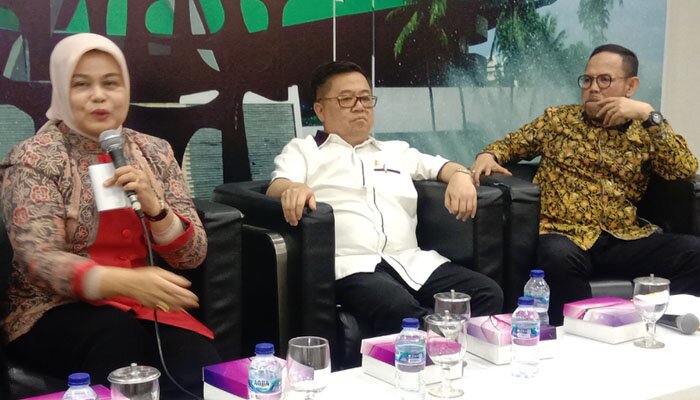 Ketua Komite IV DPD RI Elviana bersama anggota Komisi VI DPR Darmadi Durianto (F-PDIP), anggota Komisi IV DPR Andi Akmal Pasluddin (F-PKS), Ketua Komite IV DPD RI Hj. Elviana, anggota Komisi XI DPR Didi Irawadi Syamsuddin (Demokrat), dan Direktur INDEF Tauhid Ahmad. (rizal)