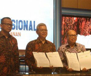 Direktur Utama BPJAMSOSTEK Agus Susanto bersama Sekretaris Jenderal Kementerian Perikanan dan Kelautan Nilanto Perbowo menandatangani kerjasama terkait program jaminan sosial ketenagakerjaan bagi tenaga kerja di sektor perikanan tangkap, disaksikan langsung Menteri Kelautan dan Perikanan Edhy Prabowo di Hotel Borobudur Jakarta, Rabu (4/12).(rihadin)