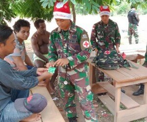 Petugas Medis anggota TNI, beri layanan kesehatan keliling.(ist)