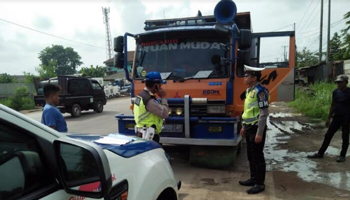 Personil Satlantas Polres Serang tengah melakukan penindakan terhadap pengemudi Odol di jalur Cirabit, Senin (16/12/2019).
