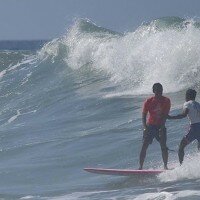 Peselancar Filipina Roger Casugay saat menolong peselancar Indonesia. (Facebook @2019seagamesph)