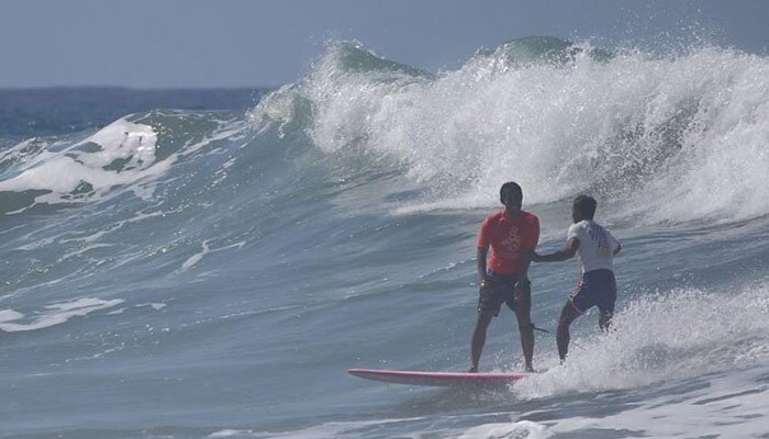 Peselancar Filipina Roger Casugay saat menolong peselancar Indonesia. (Facebook @2019seagamesph)