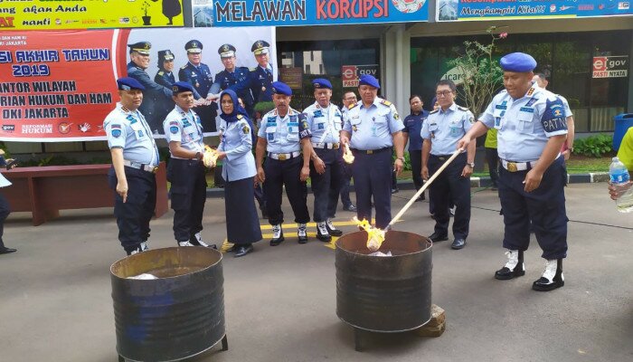 Petugas saat membakar handphone yang didapat dari hasil razia lapas dan rutan. (Ifand)
